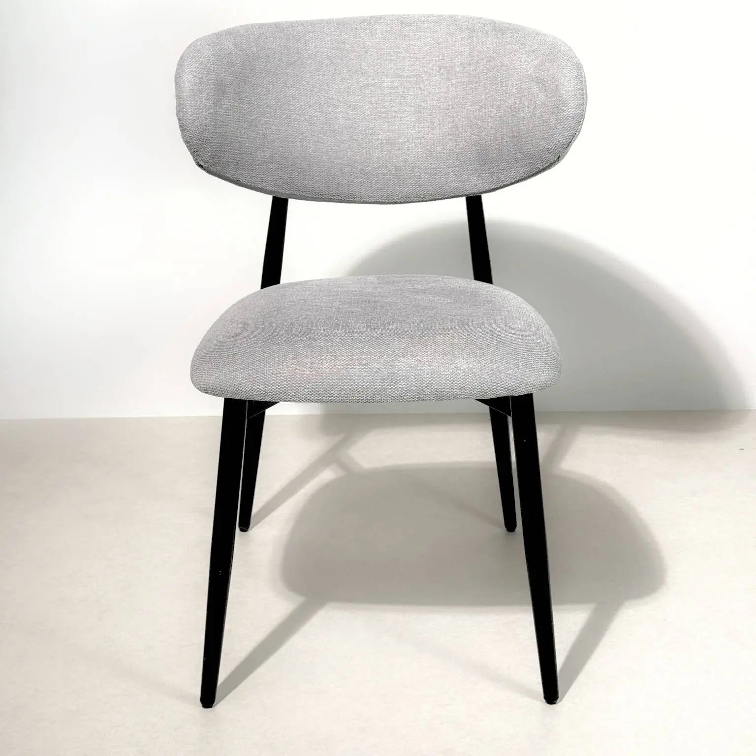 Modern Elegance Grey Dining Chair - Sleek Metal Frame & Fabric Upholstery Luxury Casa