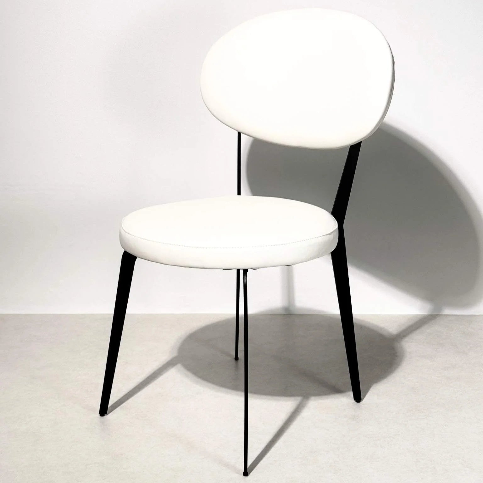 Minimalist Off-White Faux Leather Dining Chair – Sleek Black Metal Frame Luxury Casa