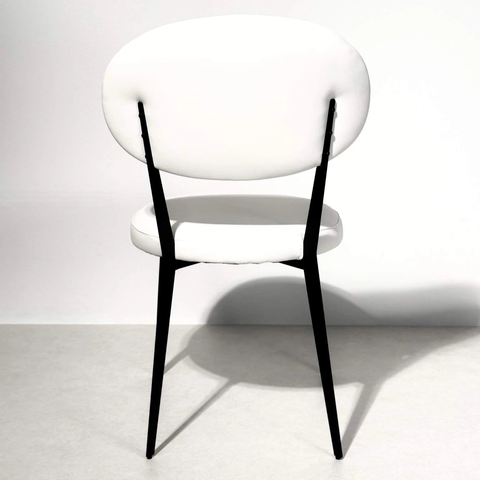Minimalist Off-White Faux Leather Dining Chair – Sleek Black Metal Frame Luxury Casa
